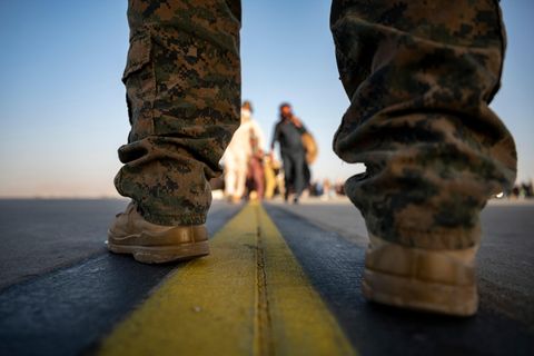 Ein US-Marine am Flughafen von Afghanistans Hauptstadt Kabul