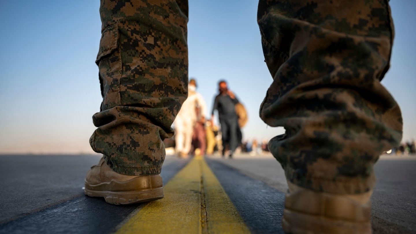 Ein US-Marine am Flughafen von Afghanistans Hauptstadt Kabul