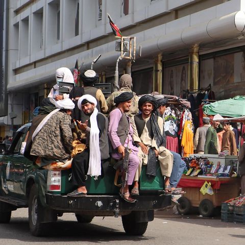 Taliban-Kämpfer patrouillieren durch eine Straße in Kabul