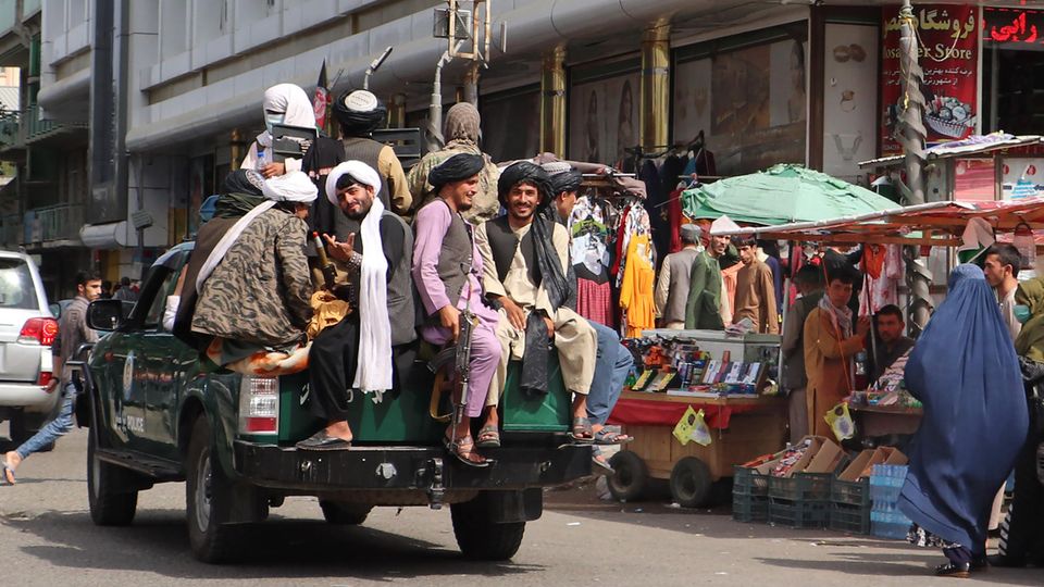 Taliban-Kämpfer patrouillieren durch eine Straße in Kabul