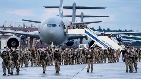 Soldaten der Bundeswehr verlassen Transportmaschinen der Luftwaffe