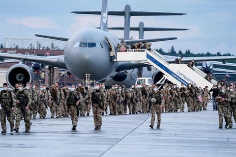 Soldaten der Bundeswehr verlassen Transportmaschinen der Luftwaffe