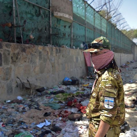 Ein Soldat an der Stelle der IS-Selbstmordanschlags vor dem Flughafen Kabul