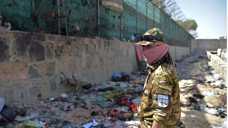Ein Soldat an der Stelle der IS-Selbstmordanschlags vor dem Flughafen Kabul