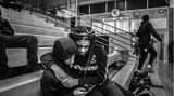 Dion Brown, ein Juniorenspieler der Flint Jaguars, sitzt mit seiner Freundin Lakenya Thomas in einer fast leeren Turnhalle während eines Junioren-Uni-Spiels am 24. Februar 2020.