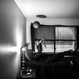 Jaguars-Spieler D'Angelo Mays vertreibt sich die Zeit, in dem er im Schlafzimmer seiner Wohnung mit einem Basketball spielt.