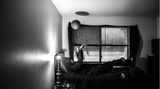 Jaguars-Spieler D'Angelo Mays vertreibt sich die Zeit, in dem er im Schlafzimmer seiner Wohnung mit einem Basketball spielt.