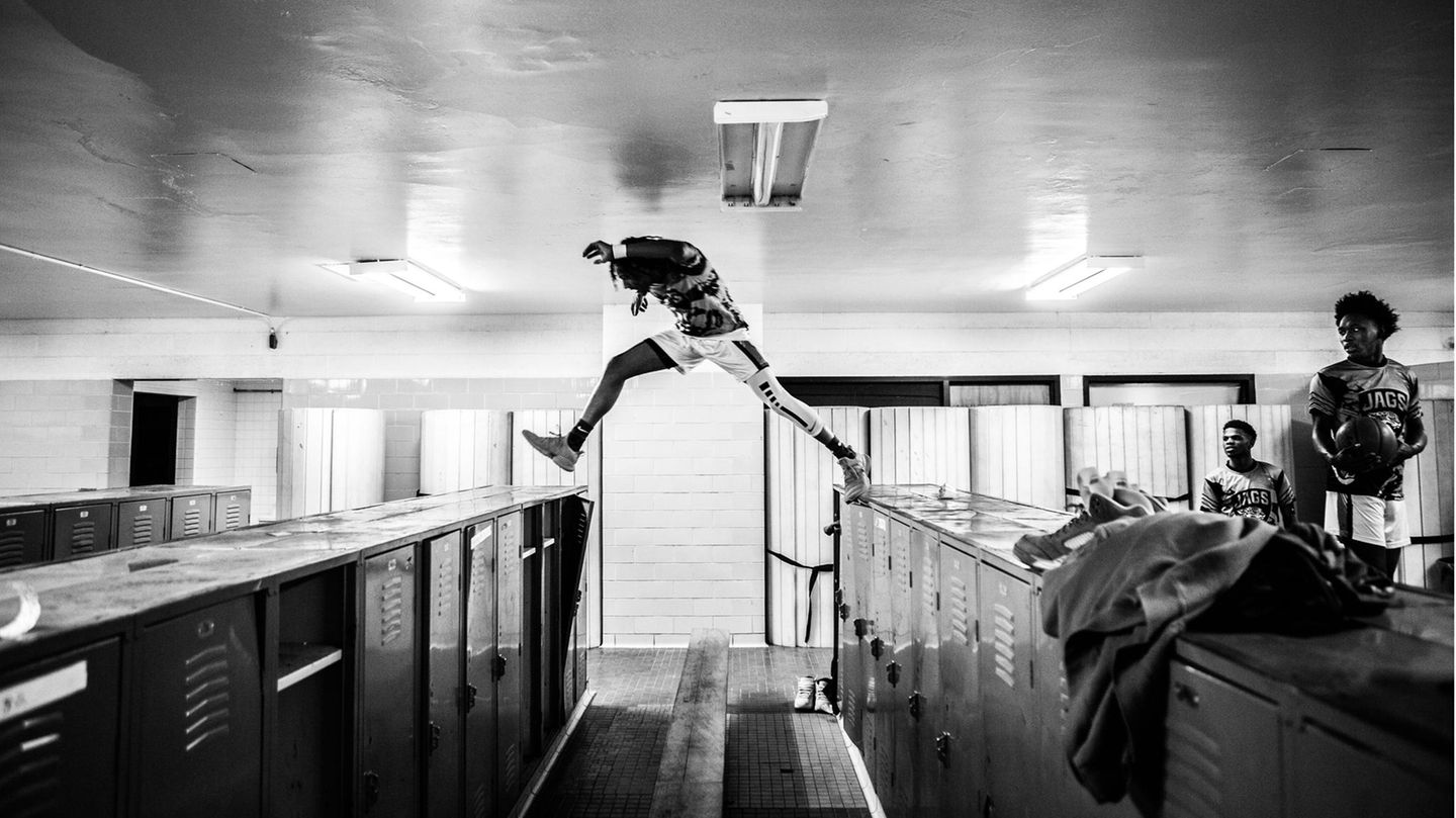 Taevion Rushing, der Star der Flint Jaguars, springt vor dem letzten regulären Saisonspiel seiner High-School-Basketballkarriere in der Team-Umkleidekabine von einem Spind zum anderen. Rushing möchte an einem Junior College auch künftig Basketball spielen.