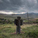 In seiner Photo Story "Paradise Lost" zeigt Valery Melnikov aus Russland die Folgen des Konflikts um  die zwischen Armenien und Aserbaidschan umstrittene Region Berg-Karabach. Nach 30 Jahren relativer Ruhe waren im Herbst 2020 die schlimmsten Kämpfe seit Auflösung der Sowjetunion vor 30 Jahren ausgebrochen. Obwohl die Kämpfe wieder vorüber sind, wird sich die Aussöhnung sowohl für die Armenier, die sich verloren fühlen und nun vertrieben sind, als auch für die Aserbaidschaner, die in eine vom Krieg verwüstete Region zurückkehren, als schwierig erweisen. Diese Rakete steckt nach dem Beschuss der Stadt Martuni am 10. November 2020 in einem Feld; dem Tag, an dem ein Friedensabkommen zwischen Armenien und Aserbaidschan in Kraft getreten ist.