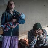 Azat Gevorkyan und seine Frau Anaik stehen in ihrer Wohnung, bevor sie ihr Zuhause am 28. November 2020 in Lachin verlassen müssen – dem letzten Bezirk, der nach dem Zweiten Berg-Karabach-Krieg wieder unter aserbaidschanische Kontrolle gestellt wird.