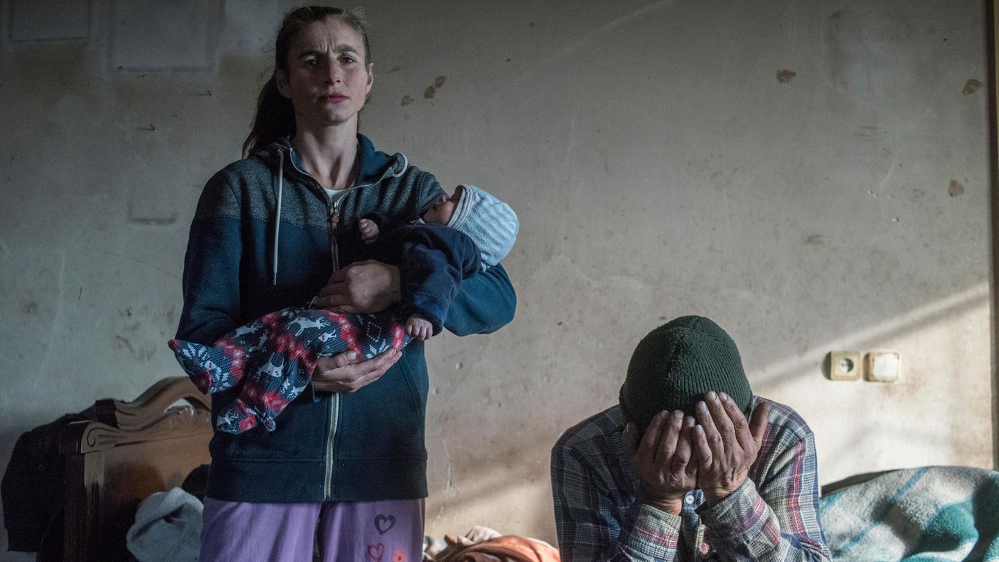 Azat Gevorkyan und seine Frau Anaik stehen in ihrer Wohnung, bevor sie ihr Zuhause am 28. November 2020 in Lachin verlassen müssen – dem letzten Bezirk, der nach dem Zweiten Berg-Karabach-Krieg wieder unter aserbaidschanische Kontrolle gestellt wird.