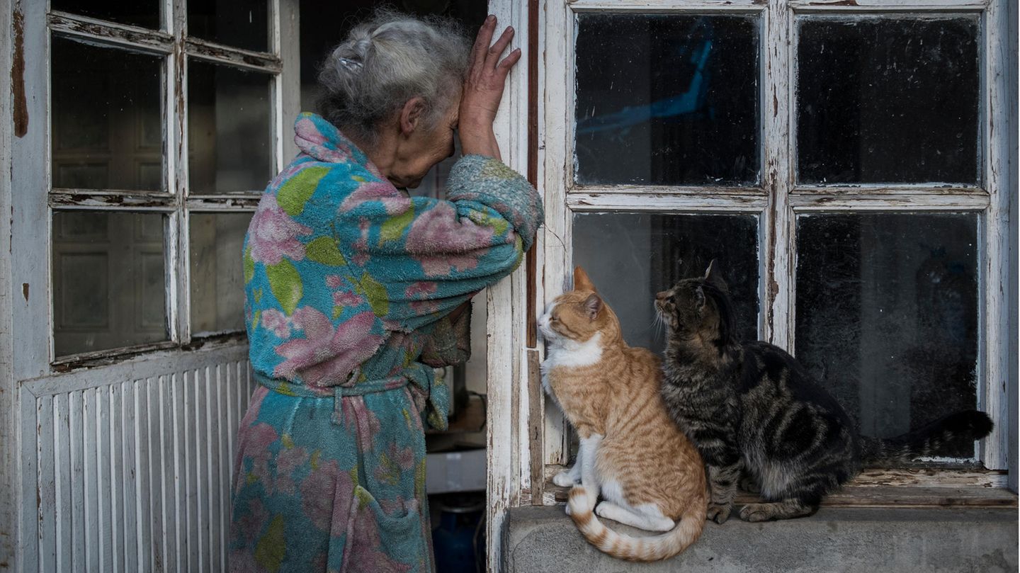 Verzweifelt hält sich die 69-jährige Abovyan Hasmik an der Tür ihres Hauses im Dorf Nerkin Sus in Berg-Karabach fest und weint.