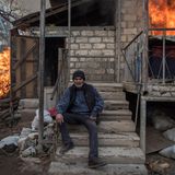 Areg sitzt am 25. November 2020 vor einem brennenden Haus im Dorf Karegach, Berg-Karabach. Einige Dorfbewohner haben ihre Häuser niedergebrannt, bevor sie die Gebiete verlassen haben, die nach dem Friedensabkommen vom November wieder unter aserbaidschanische Kontrolle gestellt werden sollten.