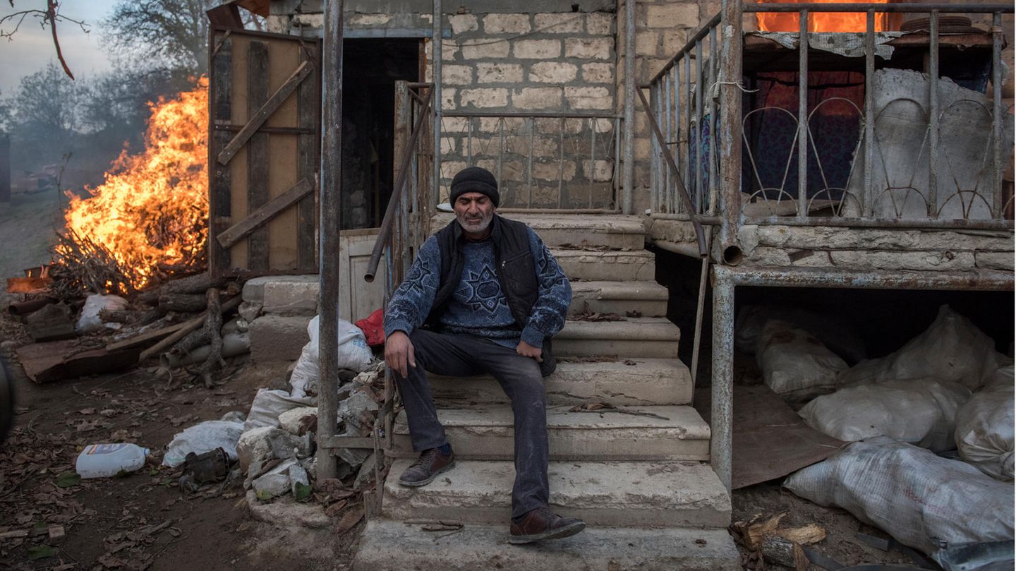 Nominiert für Photo Story des Jahres Areg sitzt am 25. November 2020 vor einem brennenden Haus im Dorf Karegach, Berg-Karabach. Einige Dorfbewohner haben ihre Häuser niedergebrannt, bevor sie die Gebiete verlassen haben, die nach dem Friedensabkommen vom November wieder unter aserbaidschanische Kontrolle gestellt werden sollten.