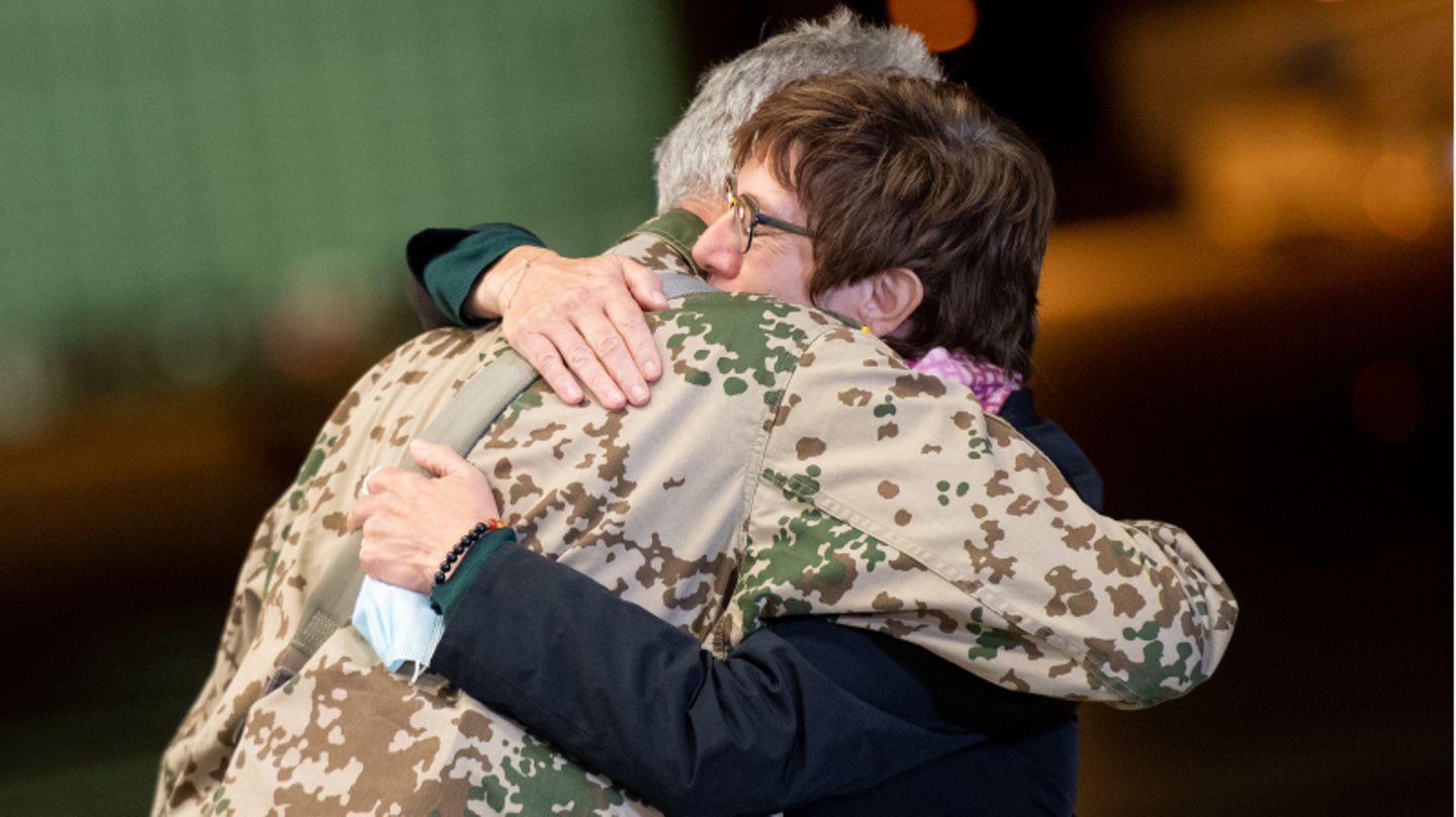 Bundeswehr aircraft return from evacuation mission – moving scenes after landing