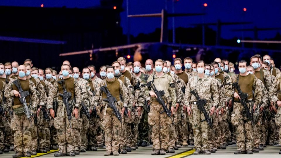 Bundeswehrsoldaten bei ihrer Rückkehr aus Afghanistan Bundeswehrsoldaten bei ihrer Rückkehr aus Afghanistan