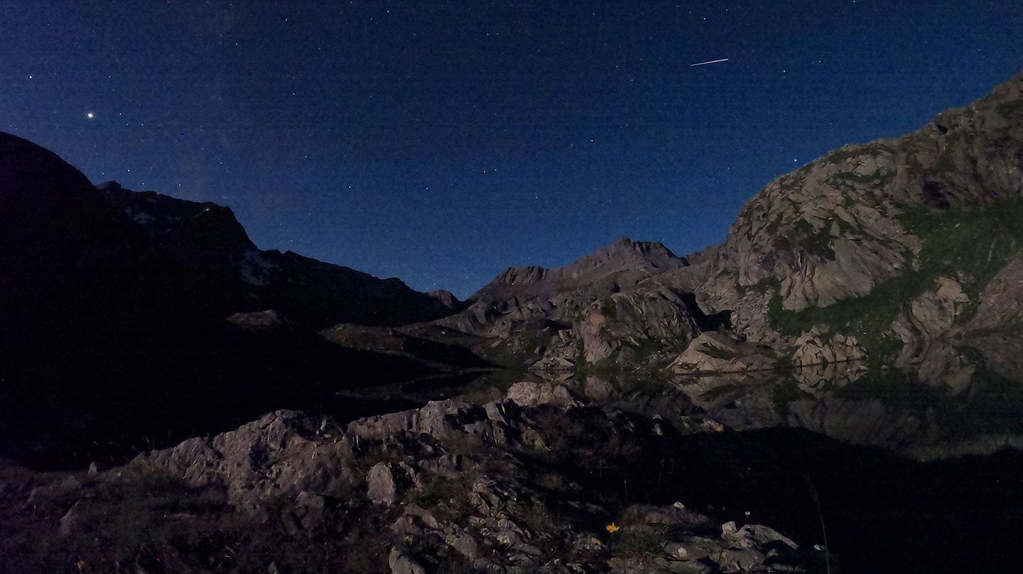 Vom Mondlicht erhellte Felsen: Nachts im Million Star Hotel