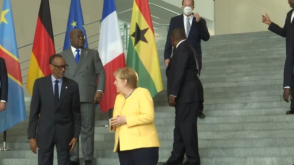 Video: Afrikaner pochen bei Merkel auf Impfstoffe Video: Afrikaner pochen bei Merkel auf Impfstoffe