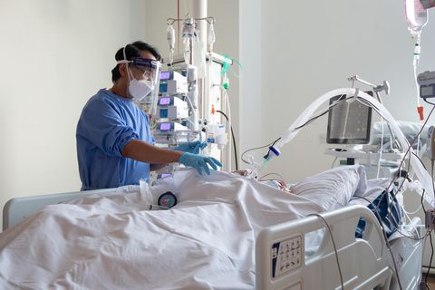 Delta Studie: Pflegemitarbeiter kümmern sich auf der Intensivstation im Royal Papworth Hospital um Patienten mit Covid-19