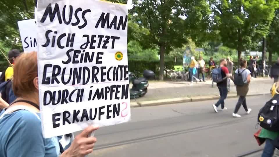 Video: Gemischte Gemengelage - Protest gegen Corona-Maßnahmen Video: Gemischte Gemengelage - Protest gegen Corona-Maßnahmen