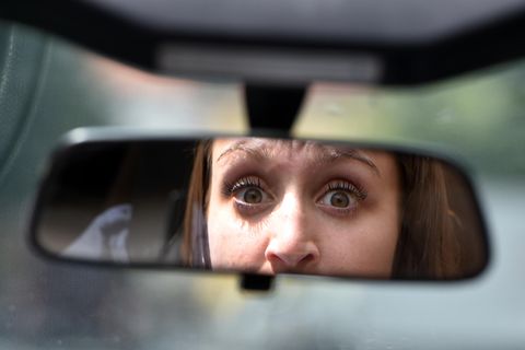 Panischer Blick im Rückblick