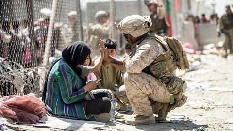 Ein US-Marinesoldat gibt einem Kind am Flughafen von Kabul ein High Five