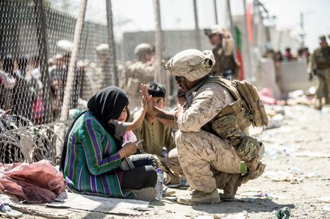Ein US-Marinesoldat gibt einem Kind am Flughafen von Kabul ein High Five