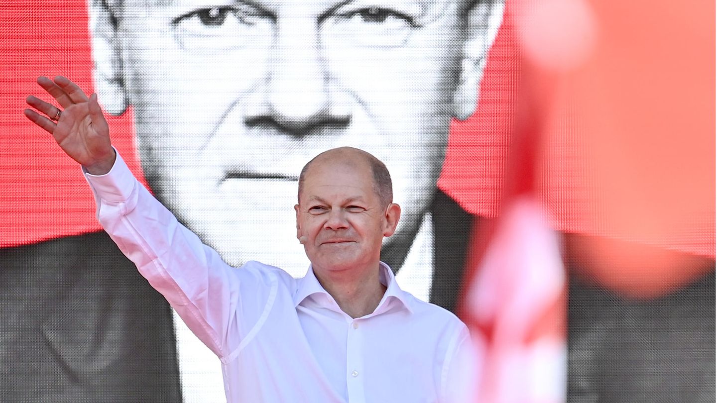 Bundesfinanzminister Olaf Scholz, Kanzlerkandidat der SPD, winkt bei einer Wahlkampfkundgebung im Bezirk Mitte