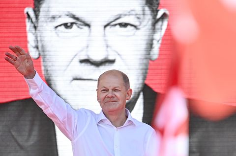 Bundesfinanzminister Olaf Scholz, Kanzlerkandidat der SPD, winkt bei einer Wahlkampfkundgebung im Bezirk Mitte