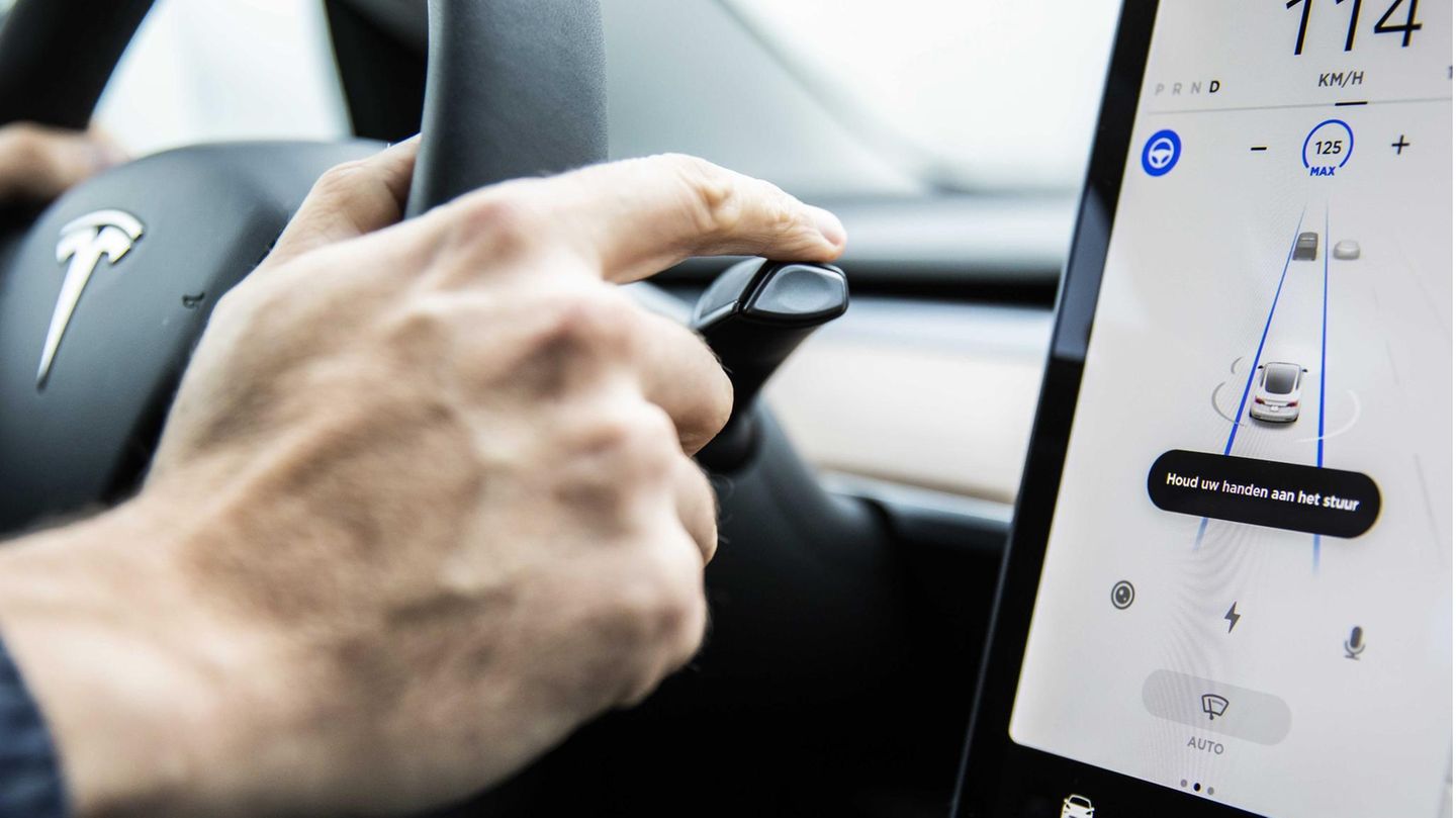 USA: Tesla with autopilot rams parked police cars
