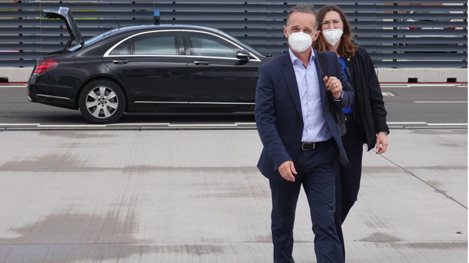 Heiko Maas, Außenminister, geht auf dem Flughafen von seinem Dienstwagen zum Flugzeug