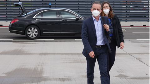 Heiko Maas, Außenminister, geht auf dem Flughafen von seinem Dienstwagen zum Flugzeug