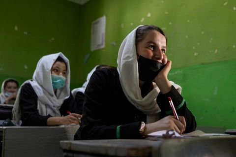 Blick in das Klassenzimmer einer High School vor der Machtübernahme der Taliban in Kabul