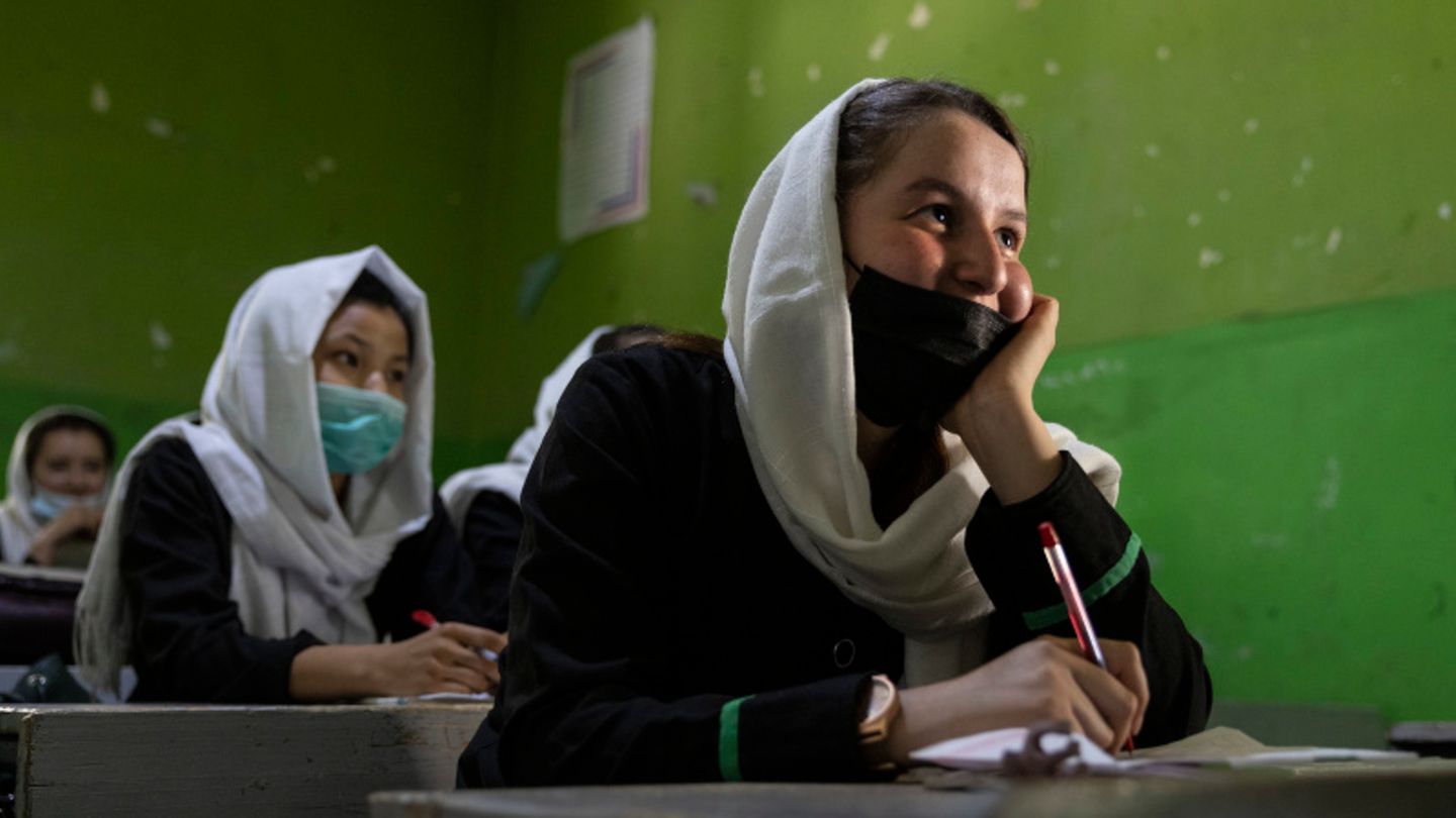 Blick in das Klassenzimmer einer High School vor der Machtübernahme der Taliban in Kabul