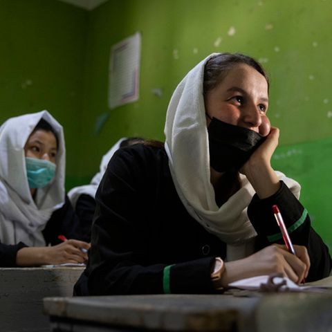 Blick in das Klassenzimmer einer High School vor der Machtübernahme der Taliban in Kabul