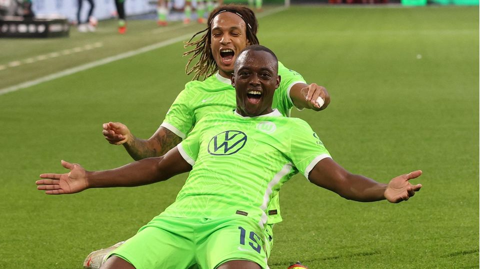 Jerome Roussillon und Kevin Mbabu bejubeln den Siegtreffer gegen RB Leipzig