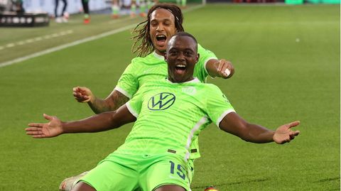 Jerome Roussillon und Kevin Mbabu bejubeln den Siegtreffer gegen RB Leipzig