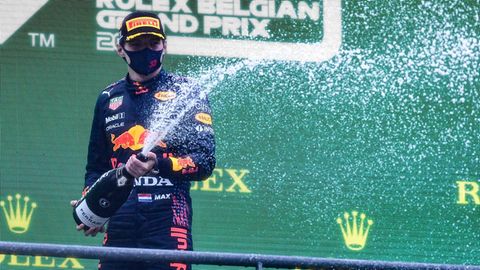 Max Verstappen schüttelt eine Sektflasche