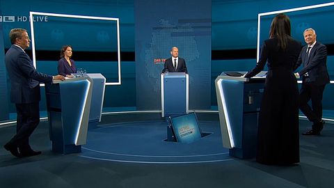 TV-Triell bei RTL - Laschet, Baerbock, Scholz mit Pinar Atalay und Peter Kloeppel