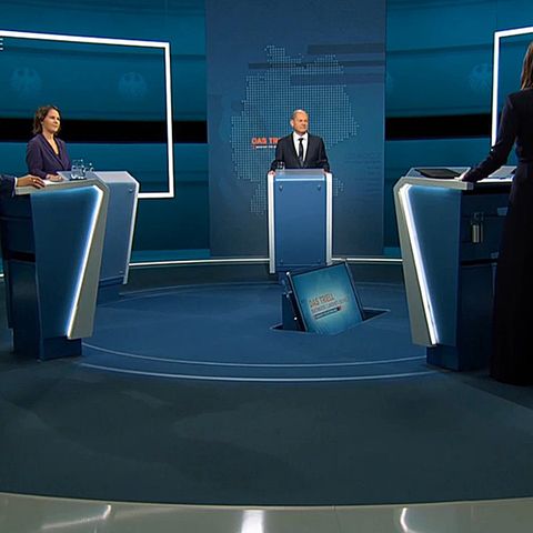 TV-Triell bei RTL - Laschet, Baerbock, Scholz mit Pinar Atalay und Peter Kloeppel