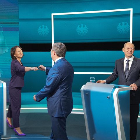 Die Kanzlerkandidaten Armin Laschet (M., CDU), Annalena Baerbock (l., Bündnis 90/Die Grünen) und Olaf Scholz (SPD) begrüßen sich vor dem TV-Triell von RTL und n-tv