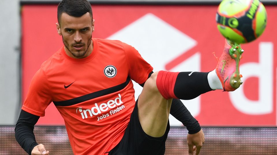 Streikt für seine Freigabe: Frankfurts Filip Kostic weigerte sich am Samstag zu spielen. Höhepunkt des Transfer-Chaos an den ersten Spieltagen der neuen Bundesligasaison.