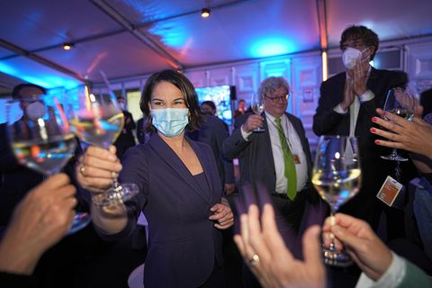 Annalena Baerbock feiert nach dem Auftritt