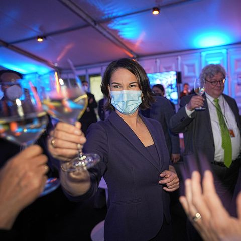 Annalena Baerbock feiert nach dem Auftritt