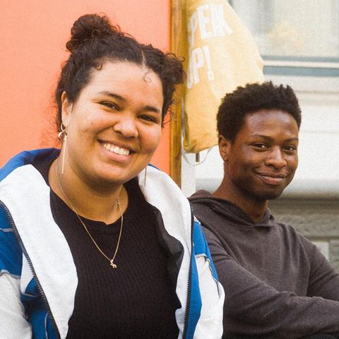 Elya Omar (l.) und Tchadarou Abdoul engagieren sich bei der Initiative "Wir 2.0 postmigrantisch" in Hannover