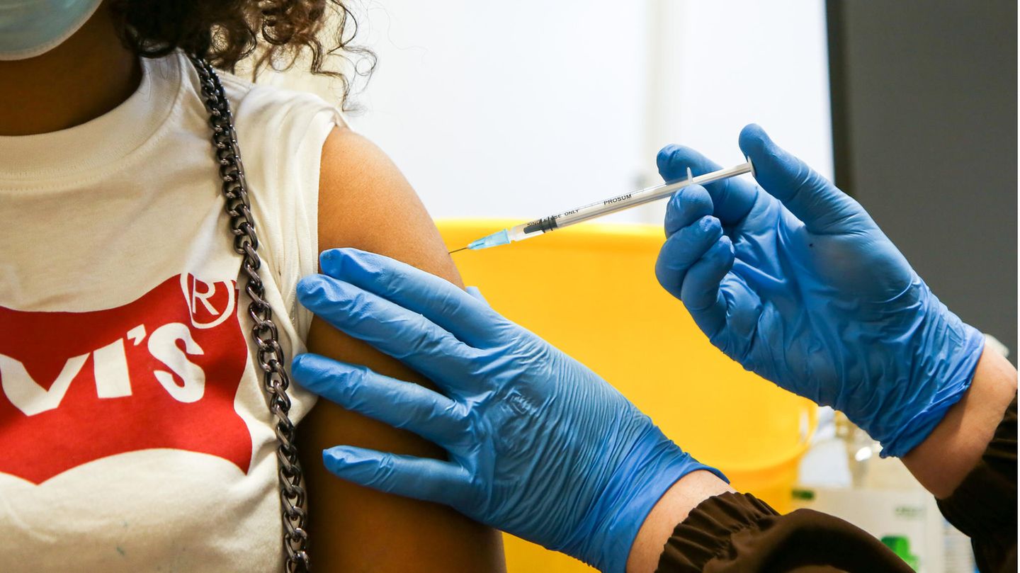 Imfquote Deutschland: Eine Frau wird gegen das Coronavirus geimpft