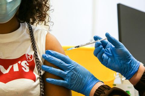 Imfquote Deutschland: Eine Frau wird gegen das Coronavirus geimpft