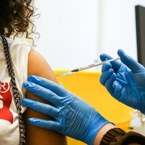 Imfquote Deutschland: Eine Frau wird gegen das Coronavirus geimpft
