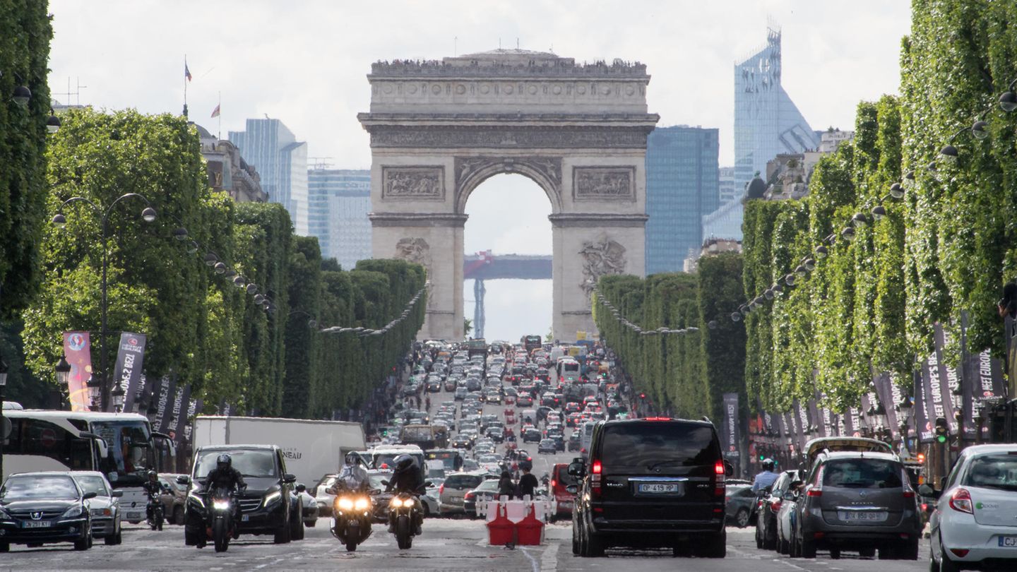Autos fahren über die Champs-Elysees unweit des Arc de Triomphe