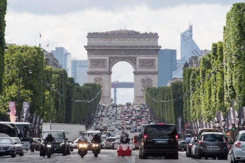 Autos fahren über die Champs-Elysees unweit des Arc de Triomphe
